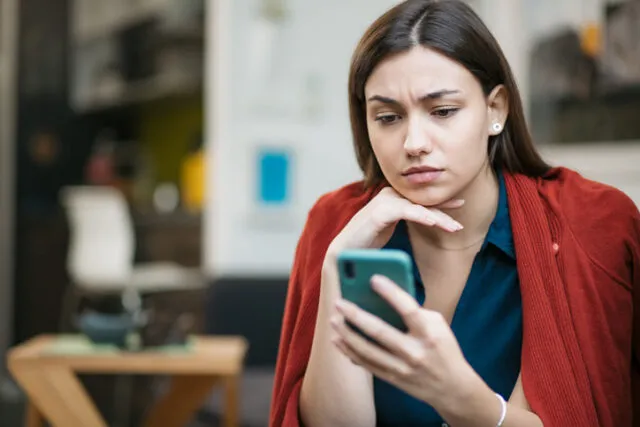 annoyed woman texting at cafe